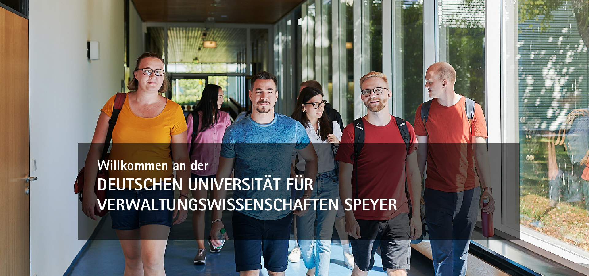 Studierende im Bibliotheksflur