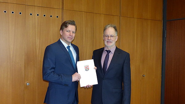 Übergabe Ernennungsurkunde am 31. März 2023 durch den Rektor Prof. Dr. H. Mühlenkamp