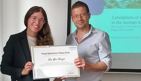 Absolventin Frau Alix Weigel erhält „Frank Delmartino Thesis Prize“ in Budapest 