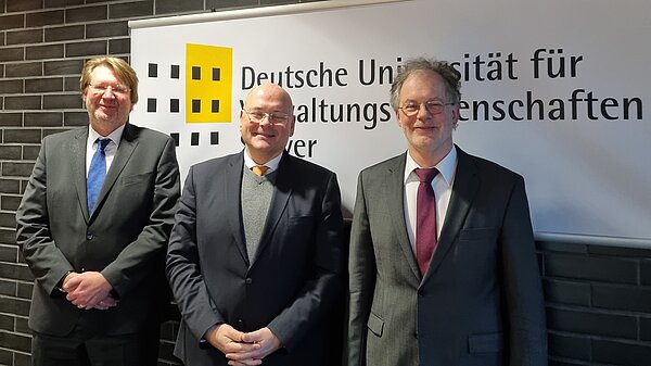 Arne Schönbohm (Bildmitte)mit Prorektor (links) und Rektor (rechts)