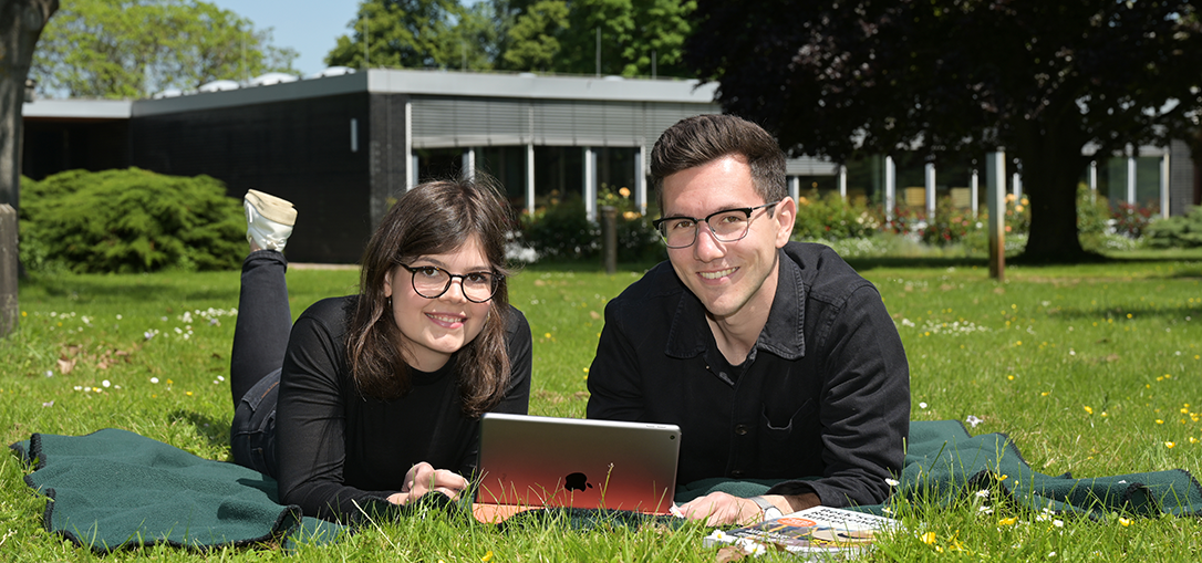 Studierende auf dem Campus_Rasen